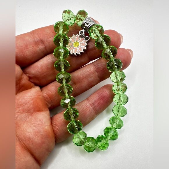 Faceted light green crystal glass beaded stretchy bracelet with flower charm! - Picture 2 of 6